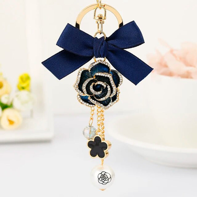 2022 New Fashion Traditional Luxury Accessories Glitter Keychain Clover Camellia Lucky Keychain Wedding Gifts for Guests