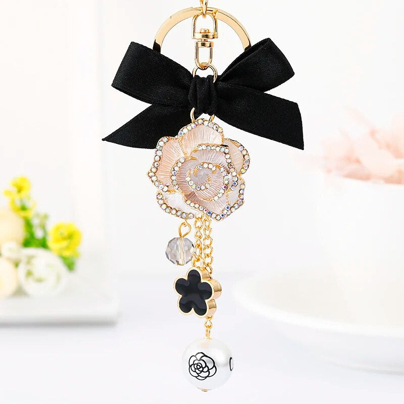 2022 New Fashion Traditional Luxury Accessories Glitter Keychain Clover Camellia Lucky Keychain Wedding Gifts for Guests